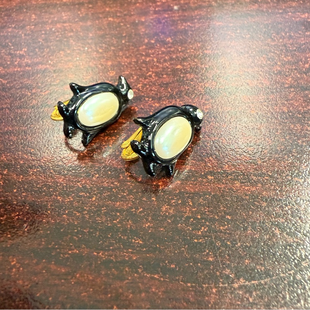 Avon “Penelope Penguin” Black and White Penguin clip Earrings NIB 1992 vintage - Picture 2 of 6